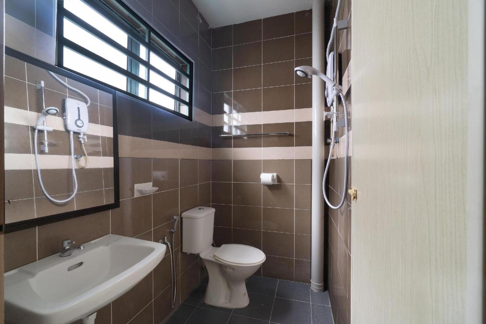 Oyo 91089 Motel Fasa 2B Сери-Манджунг Экстерьер фото